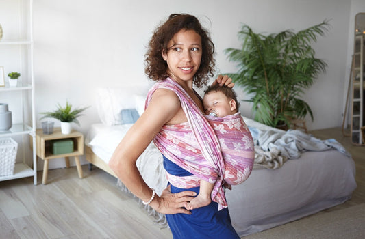 Les bienfaits du portage physiologique pour bébé et ses parents