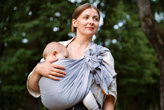 Écharpe, sling, préformé : comment choisir son moyen de portage ?